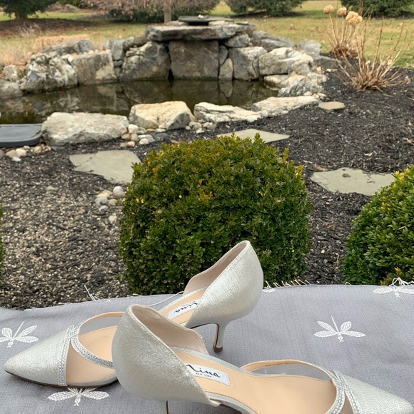 NWOT Nina silver dress shoe with rhinestones - Picture 3 of 5